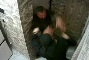 В Петербурге пьяный мигрант устроил дебош в подъезде