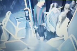 В Новокузнецке подростки распылили огнетушитель в автобусе и сорвали рейс