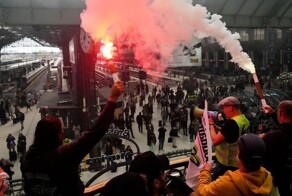 Во Франции протестующие захватили железнодорожный вокзал