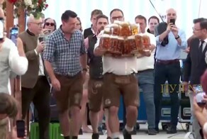 Немец попытался пронести 31 кружку с пивом