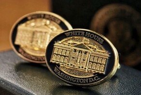 Президенту Белоруссии подарили запонки с изображением Белого дома