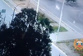 «Ауди» снесла электросамокат с подростками в Ростовской области