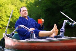 Американец собрал  лодку, которая гребёт сама