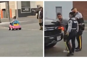 Канадца лишили прав за поездку пьяным на розовой игрушечной машинке