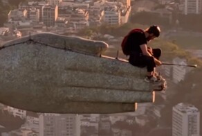 Экстремал прыгнул со статуи Христа-Искупителя