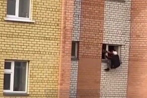 Полицейские спасли мужчину, который хотел спрыгнуть из окна многоэтажки