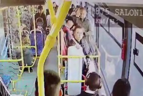Пьяный пассажир выбил зуб кондуктору