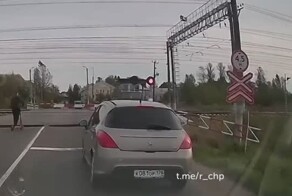 ЖД переезд и самокатчик в Ленинградской области