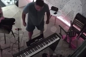 Мужчина сорвал урок по вокалу