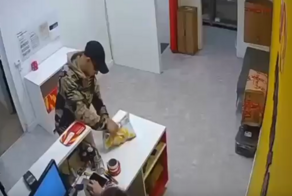 Парень похитил смартфон из пункта выдачи в Подмосковье