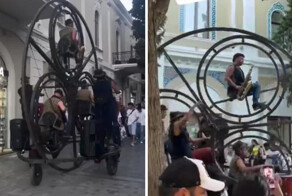 Музыканты в гигантском велоколесе