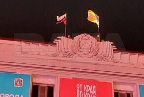 На концерте в Ставрополе сотрудник спецслужб танцевал на крыше здания правительства