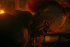 Жуткий Пеннивайз вернулся: свежий трейлер «Оно: Добро пожаловать в Дерри»