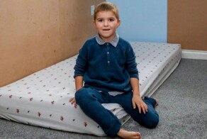 6-летний мальчик грызёт стены и провода из-за редкого заболевания