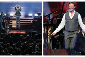 Актер Хью Джекман прыгает через скакалку на сцене