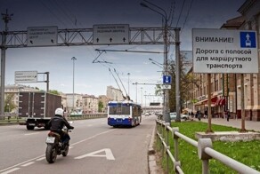 Мотоциклистам и инвалидам хотят разрешить передвигаться по выделенной полосе