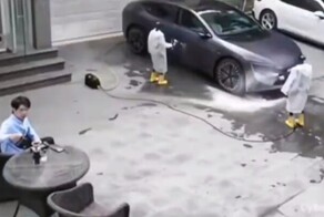 Роботы моют машину жителя Китая