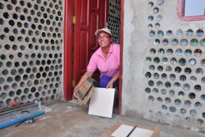 Дома из бутылок для бедных (12 фото + текст)