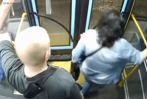 Женщина разбила стекло двери в автобусе