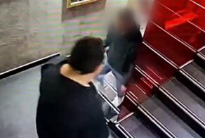 Посетитель бара толкнул мужчину с лестницы