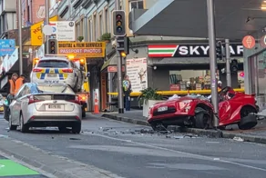 Прилетел в стоящий полицейский автомобиль и в столб