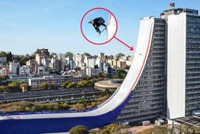 50-летний скейтер съехал по гигантской рампе, построенной на 22-этажном здании