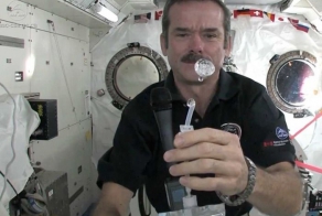 Процедура мытья рук в космосе (2 фото + 1 видео)