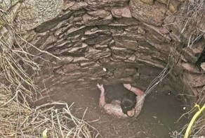 Китаянка упала в старый колодец со змеями и  провисела там, держась за стену, прежде чем ее спасли
