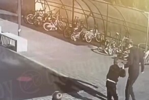 В Петербурге мужчина напал на школьника за игру в мяч на детской площадке