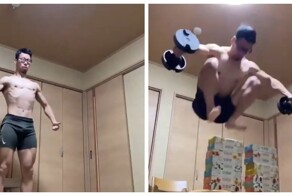 Мужчина выполняет прыжки на разные уровни, держа в руках гантели по 8 кг