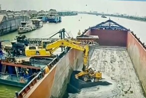 Экскаваторщик и бульдозерист не поделили кучу гравия на барже
