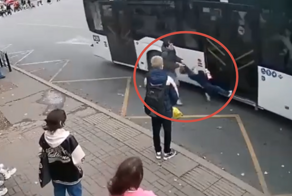 Водитель автобуса зажал ребёнка дверьми и протащил по асфальту