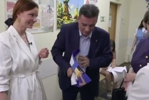 «Нам надо женщин беременных»: в Екатеринбурге чиновник Минздрава сорвал и растоптал плакат о способах контрацепции