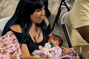 Женщина выиграла турнир по Mortal Kombat с младенцем на руках