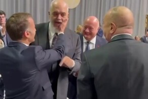 Макрон шлёпнул по щеке премьер-министра Албании после его шутки про оговорку Трампа