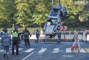 Porsche Cayenne пробил ограждение и улетел в Фонтанку в Санкт-Петербурге