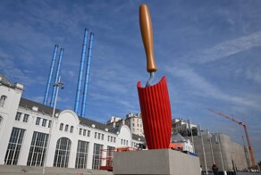 В Москве скандальную скульптуру «Большая глина № 4» заменили «Садовой лопаткой»