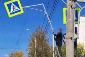 В Томске коммунальщик едва не покалечил напарника при демонтаже дорожного знака