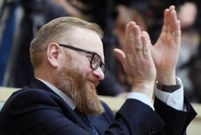 "Взял потестировать": критиковавший владельцев дорогих смартфонов Виталий Милонов купил новый iPhone 17 Pro