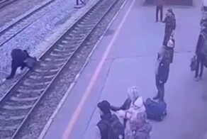 В Тюмени торопыга упал под локомотив и выжил