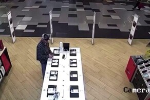 Мужчина похитил из магазина два  смартфона и смарт-часы