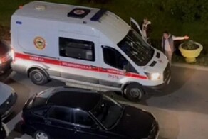 «Давай без вопросов!»: в Петербурге мужчина решил припомнить водителю скорой 90-е