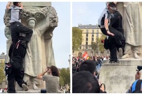Женщина упала со статуи во время акции протеста в Париже