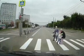 Попытка перейти дорогу на красный