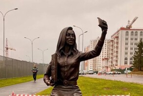 "Эротичный" памятник учительнице с выпирающими сосками возмутил жителей Подмосковья