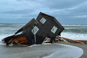 Страховки не будет: женщина с берега наблюдала, как её дом уходит под воду