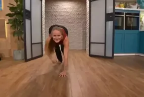 Женщина заменила спортзал на передвижение "на четвереньках"