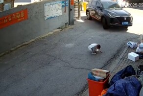 Женщина не заметила малыша, сидевшего на дороге