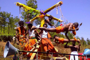 Человеческие люстры – зачем индусы вешают себя на крюки