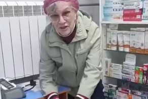 Пенсионерка устроила скандал в аптеке после отказа пустить её в туалет